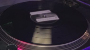 Vinil kayıt çalma ve etrafında dönüyor. Gece kulübü atmosferi, eğlence