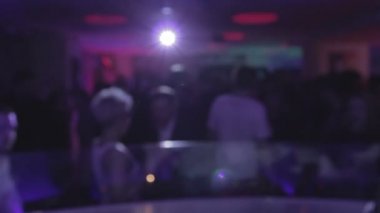 Gece kulübünde dans mutlu insanlar. Parti atmosferi, gece hayatı, clubbing
