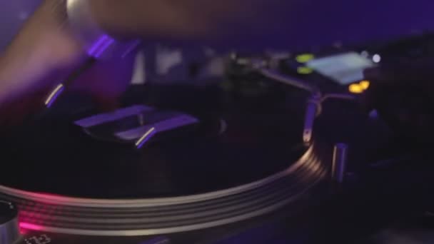 Cool DJ Spinning talerz, wykonując nowoczesną muzykę w klubie nocnym. Taniec — Wideo stockowe