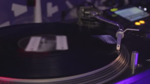 Nachtclubparty. DJ-Hände spielen Musik. Menschen tanzen. Entspannte Atmosphäre — Stockvideo
