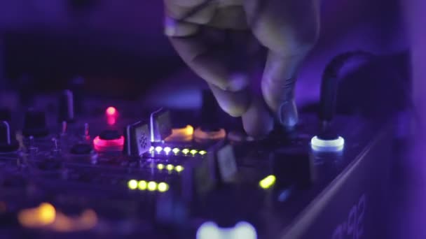 Primer plano de vídeo de hembra dj manos jugando música en el club nocturno. Consola de mezcla — Vídeos de Stock