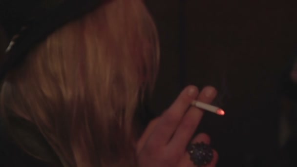 Pijani ludzie wylegiwanie się w klubie nocnym. Blond dziewczynka palenia papierosów na imprezie — Wideo stockowe