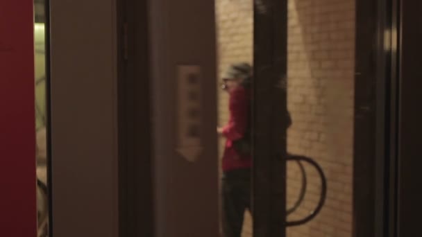 College students hanging out on campus. People going out  through the door — Stock Video