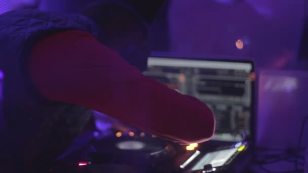 Skilled dj working hard at the mixing console, playing music. People having fun — Stock Video