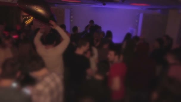 Fröhliche Menge, die im Nachtclub tanzt und Spaß hat. Coole Party. Euphorie — Stockvideo