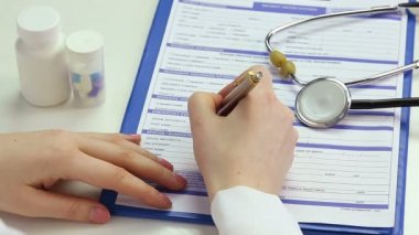 Doktor bilgileri yazıyor