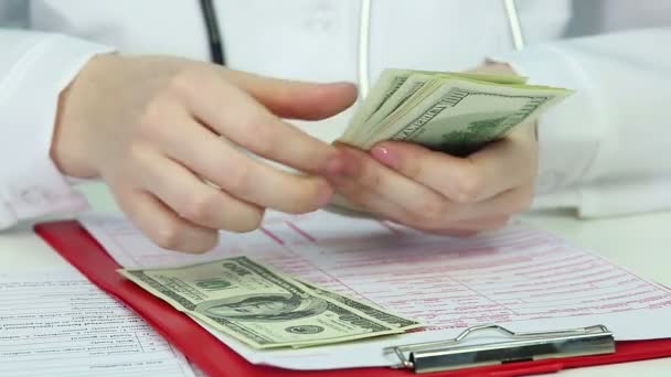 Physician counting money — Stock Video