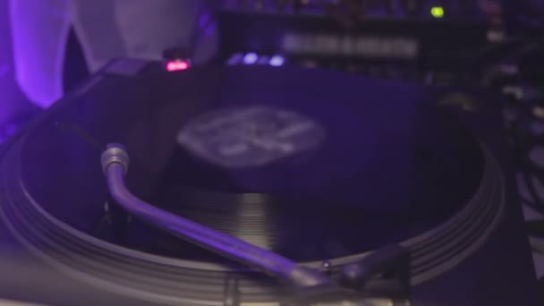 DJ a tocar música no clube nocturno. Gravação de vinil girando na plataforma giratória. Festa — Vídeo de Stock