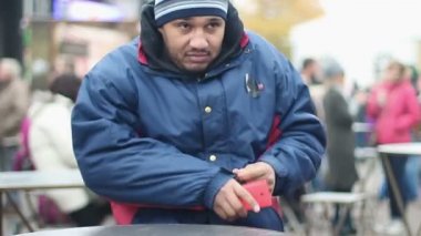 Şüpheli adam cebinde, kalabalığın içinde etrafa yankesici çalıntı telefon gizleme