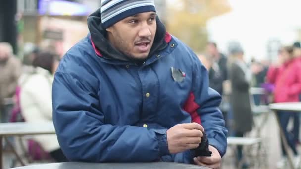 음주 수동 노동자는 추운 야외에서, 남자 얼굴에 능 글 맞은 웃음으로 사람 보고 — 비디오