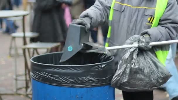 Gente tirando basura en cubos de basura, contaminación ambiental, consumismo global — Vídeo de stock