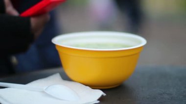 Plastik kase sıcak çorba servis açık havada sıradan işçiler için ucuz anlık Öğle Yemeği