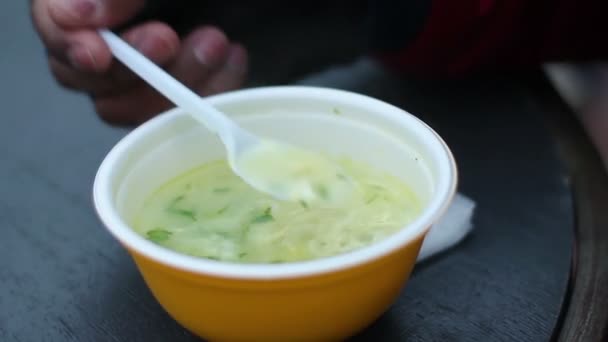 Homem sem-teto comendo porção de sopa no abrigo, apoio de caridade para pessoas pobres — Vídeo de Stock