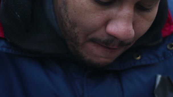 Trabajador comiendo durante la pausa para el almuerzo en el trabajo, nutrición para los empleados de la planta — Vídeos de Stock