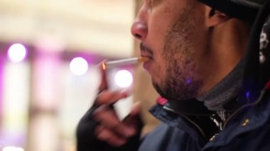 Sigara kadar aydınlatma, halka açık bir yerde, sağlıksız alışkanlık tütün sigara adam