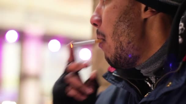 Uomo che accende sigarette, fuma tabacco in luogo pubblico, abitudine malsana — Video Stock