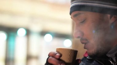 Sigara İçilmeyen ve kağıt bardak, zararlı alışkanlıkları içme kahve genç adam