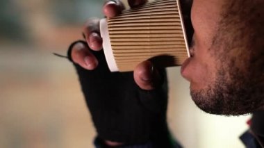 Hayat hakkında düşünme içme kahve yalnız, yalnız kişi mutsuz genç adam