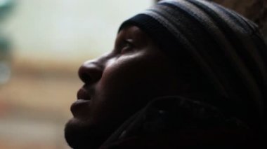 Oturan sokak, kayıtsızca ararken, hasta adam üzgün içinde yüksek adam