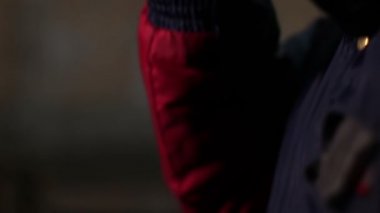 Zavallı adam umutla parlayan gözleri yaşlarla yüzünde, kağıt bardak içme