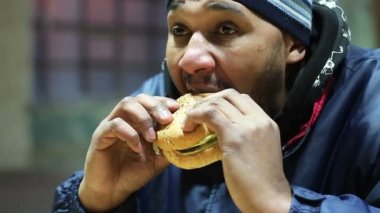 Zavallı kişi barınağında sadaka, savunmasız insanların sosyal yardım yemek olan