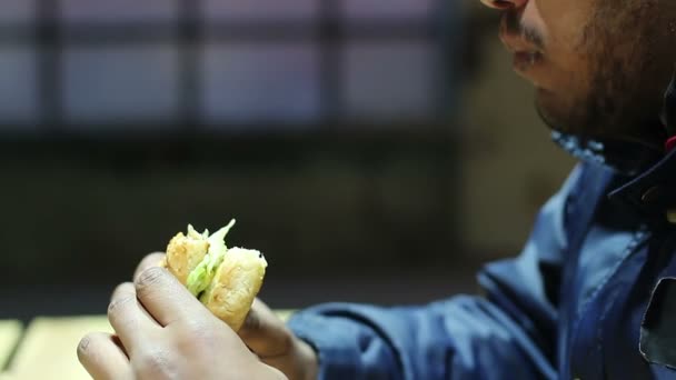 Homem se enchendo com comida de má qualidade, sofrendo de transtorno alimentar ruim — Vídeo de Stock