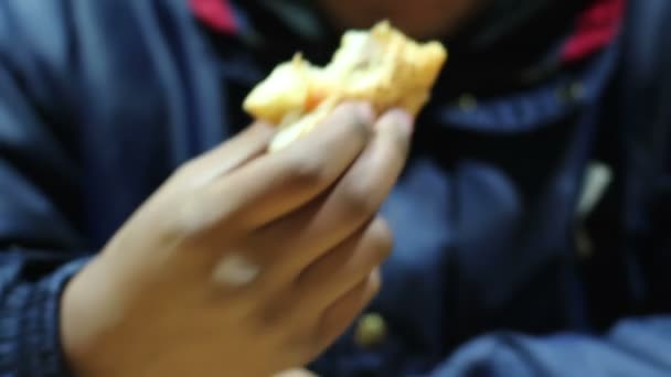 Sobrepeso hombre no saludable comer comida rápida rica en calorías, grasas saturadas — Vídeos de Stock