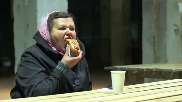 Hungriga stackars kvinna med måltid åt välgörenhet skydd, socialt stöd, fattigdom problem — Stockvideo