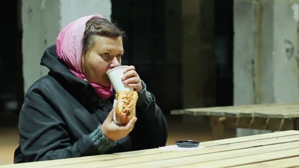 Pobre senhora almoçando no festival de caridade, ajuda a pessoas socialmente vulneráveis — Vídeo de Stock