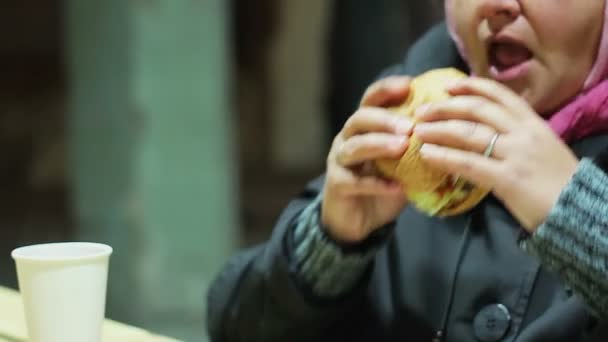 Mujer gorda comiendo en restaurante de comida rápida, nutrición poco saludable perjudicial para la salud — Vídeo de stock