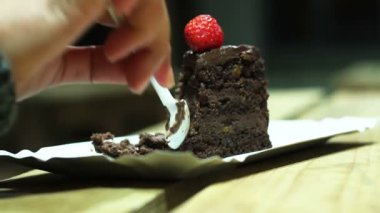 Plastik kaşık, sağlıksız beslenme, şeker hastalığı ile çikolatalı kek yeme şeker bağımlısı