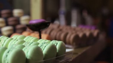İştah açıcı renkli macaron tatlı şekerleme penceresinde, lezzetli tatlı