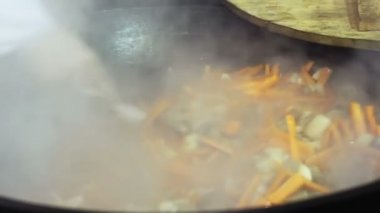 Sokak satıcısı pişirme et ve gıda festival, sadaka barınağında sebze karışımı