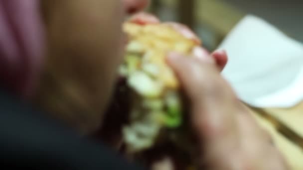 Snabbmat addict bitande äckligt fet burgare, kalorier och mättat fett — Stockvideo