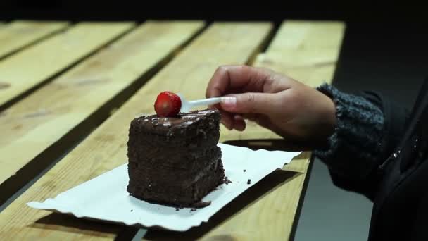 Dame en surpoids dégustation dessert au chocolat, manger confortablement, problèmes de santé — Video
