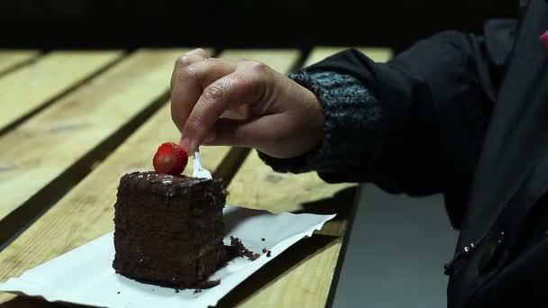 Mujer comiendo pastel de chocolate en el festival de comida, adicción poco saludable a los dulces — Vídeos de Stock