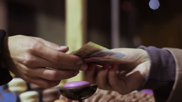 Элегантная леди покупает сладости ручной работы в кондитерских, гастрономические покупки — стоковое видео