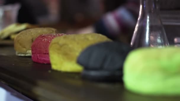 Bollos de hamburguesas sintéticas con sabor y colores artificiales, aditivos químicos para alimentos — Vídeos de Stock