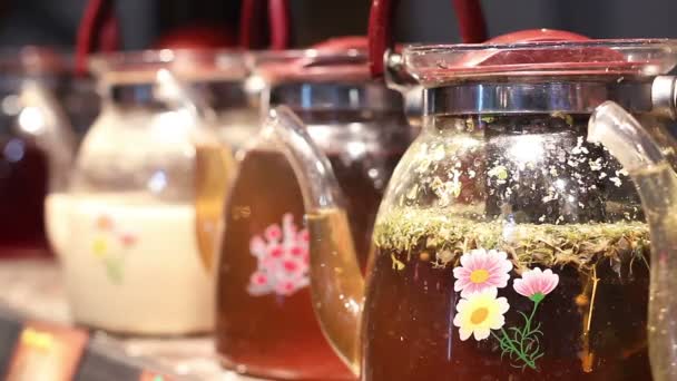 Zdobené skleněných konvičkách s hojení bylinkový čaj, tradiční medicína praxe — Stock video