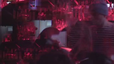 Sayaç, yaratıcı video, arka plan bar arkasında içki servisi barmen