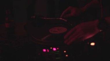 Vinil kaydı tırmalamak, partide, gece kulübü ortamı müzik dj eller