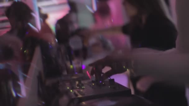 Noční klub atmosféru, Dj kroucení ovládá, clubbery líbí hudba, noční život — Stock video