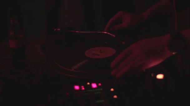 DJ handen krabben vinyl record, afspelen van muziek op feestje, nacht club sfeer — Stockvideo