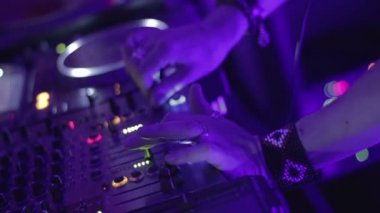 Şık Dj modern müzik konsol, geride gerçekleştirme kamu kulübü eğlenceli