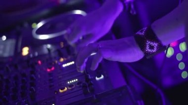 Konsol düğmeleri tutarak, müzik popüler gece kulübü partide erkek Dj