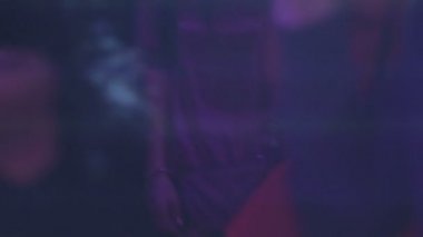 Kulüpte dans pistinde müzik el sallayarak, gece hayatı zevk mutlu kalabalık