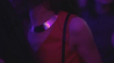 Kalabalıkta, gece kulübü ziyaret edenler eğleniyor dans genç çekici kadın