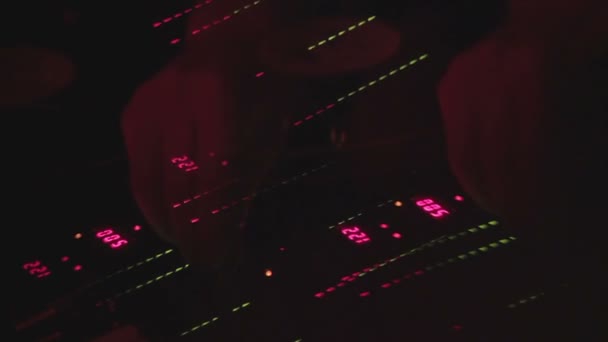 Manos cambiando los controles en la consola, DJ mezclando música en la fiesta en el club nocturno — Vídeos de Stock