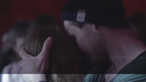 Glücklicher Kerl umarmt Freundin auf Tanzfläche, romantisches Paar verbringt Zeit miteinander — Stockvideo