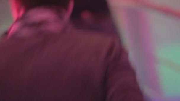 Menigte lopen op en neer trappen in nachtclub, jonge mensen komen om te feesten — Stockvideo